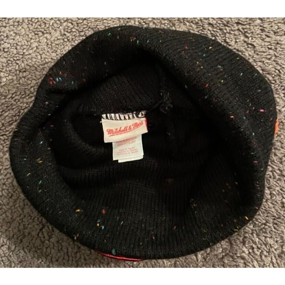Men's Mitchell & Ness Miami Heat Speckled Black Knit Pom Hat - Picture 3 of 3